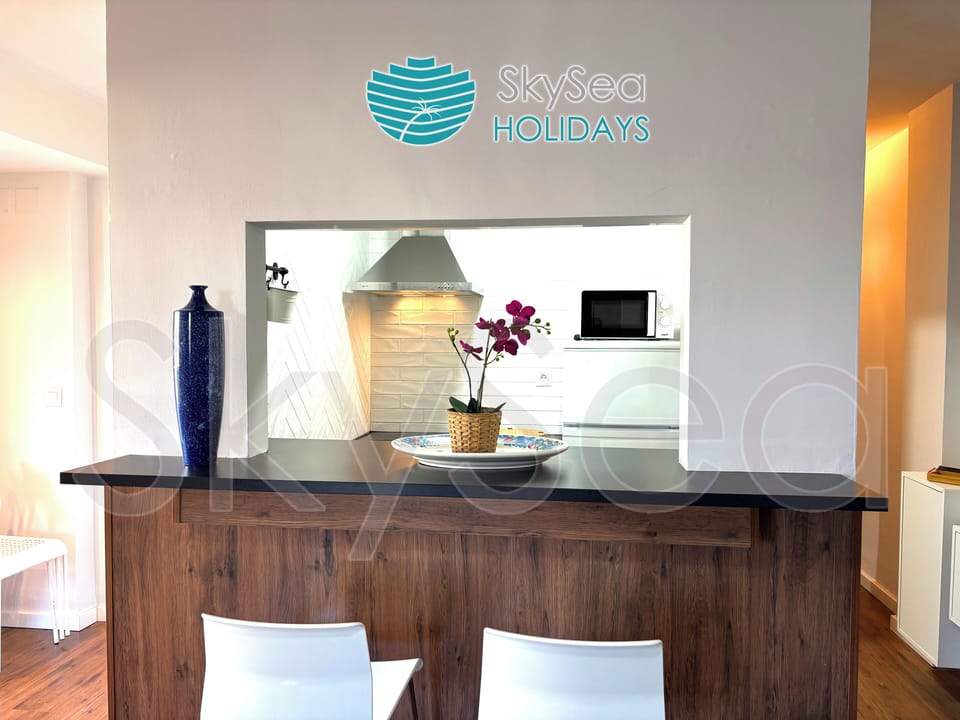 Family Apartment, 2 Bedrooms, Pool View | Dining room