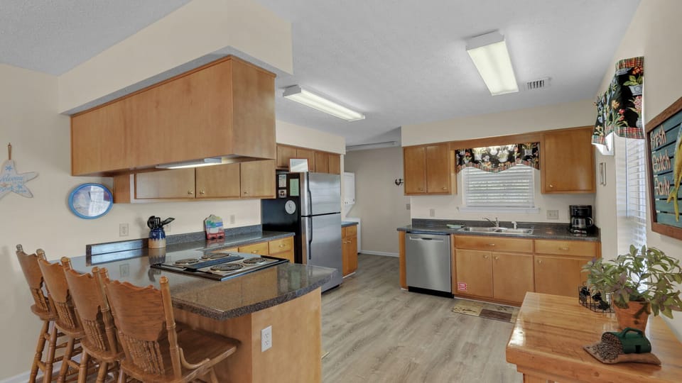 House, Multiple Beds, Patio, Garden View (Beach Daze) | Private kitchen