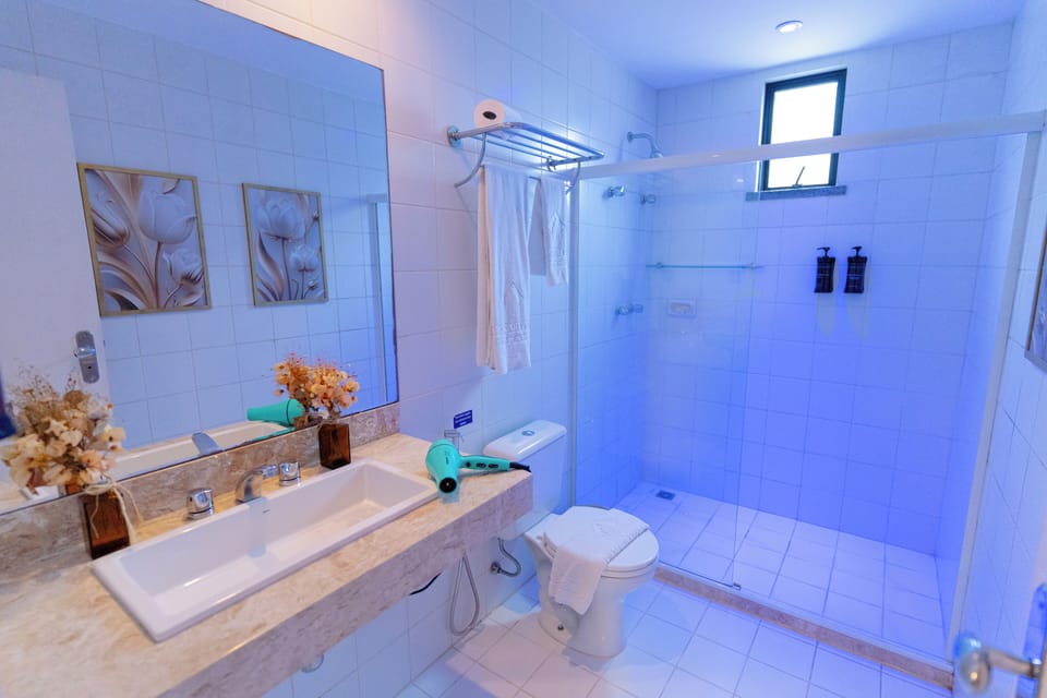 Suite Luxo com Varanda | Bathroom | Shower, free toiletries, hair dryer, towels