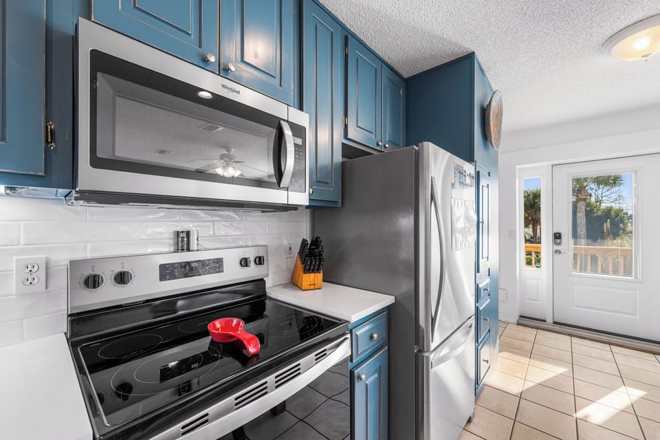 House, Multiple Beds, Pool Access, Pool View (Leo's Hideaway) | Private kitchen | Coffee/tea maker, dining tables