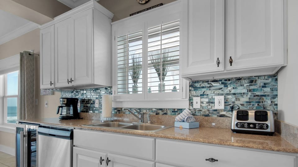 Condo, Multiple Beds, Balcony, Ocean View (Seaview I Unit 200) | Private kitchen