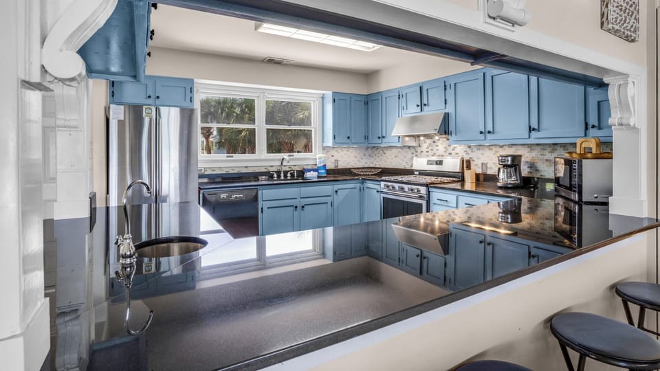 House, Multiple Beds, Pool Access, Ocean View (Paradise Cottage Too) | Private kitchen