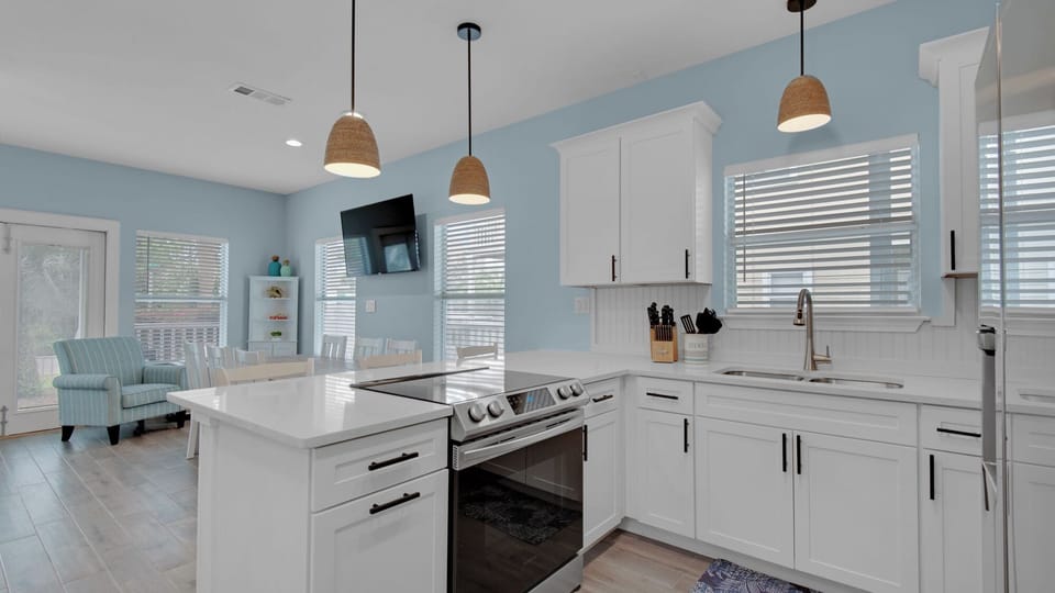 House, Multiple Beds, Pool Access, Pool View (Blue Pineapple) | Private kitchen | Dining tables