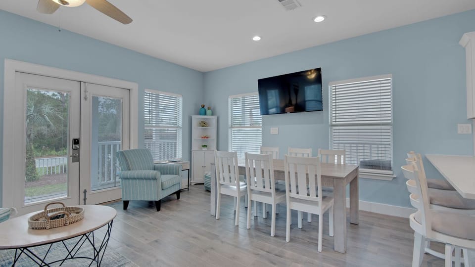 House, Multiple Beds, Pool Access, Pool View (Blue Pineapple) | Interior