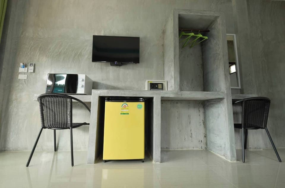 Deluxe Pool View | Minibar, blackout drapes, free WiFi, bed sheets