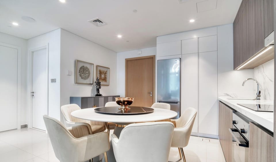 Deluxe Apartment, Balcony, Sea View | In-room dining