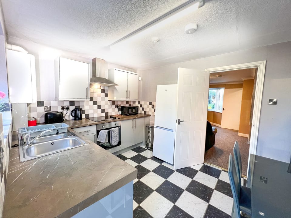 Comfort House, Private Bathroom | Shared kitchen | Full-size fridge, microwave, oven, stovetop