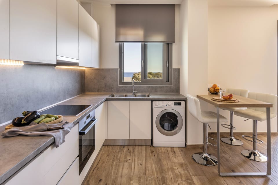 Superior Suite | Private kitchen | Oven, espresso maker, cookware/dishes/utensils, freezer