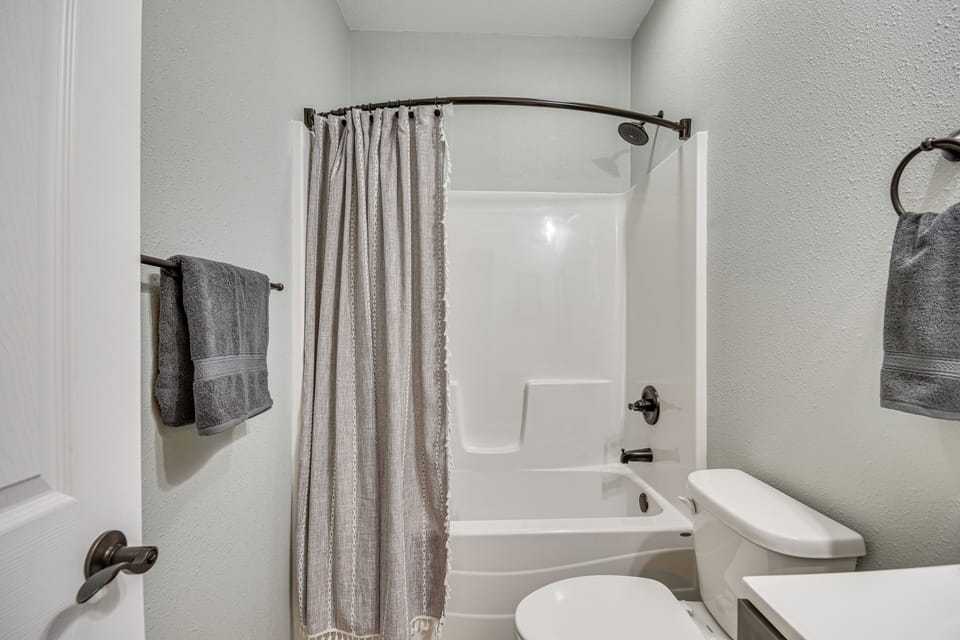 Pet-friendly Downtown Fulton Apt w/ Smart TV! Apartment in Missouri