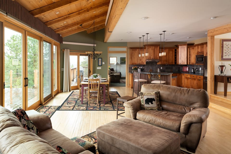 House, 4 Bedrooms | Living area | Smart TV