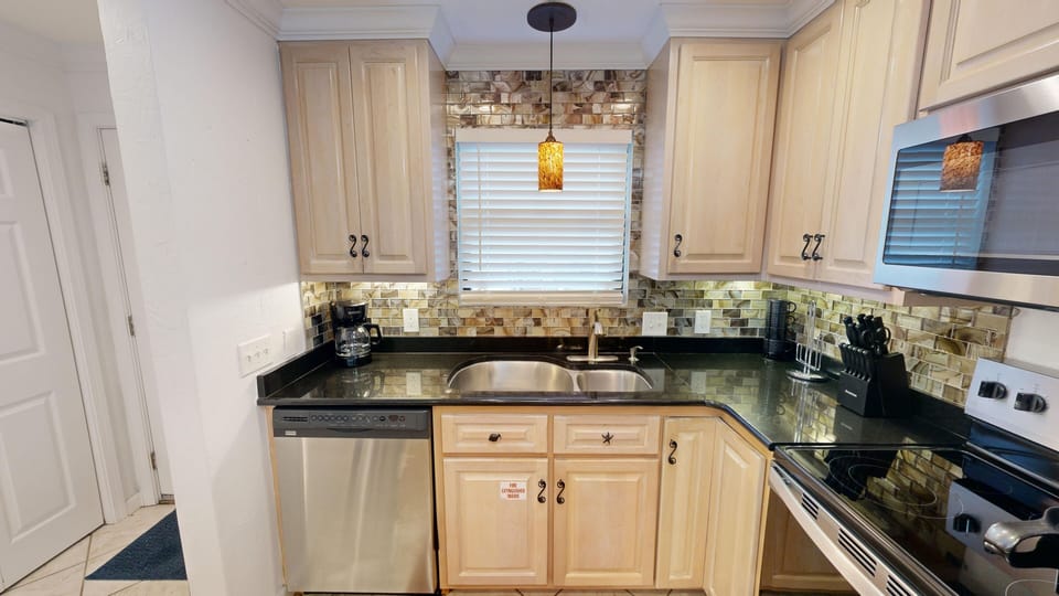 Condo, 2 Bedrooms | Private kitchen | Fridge, oven, coffee/tea maker, toaster