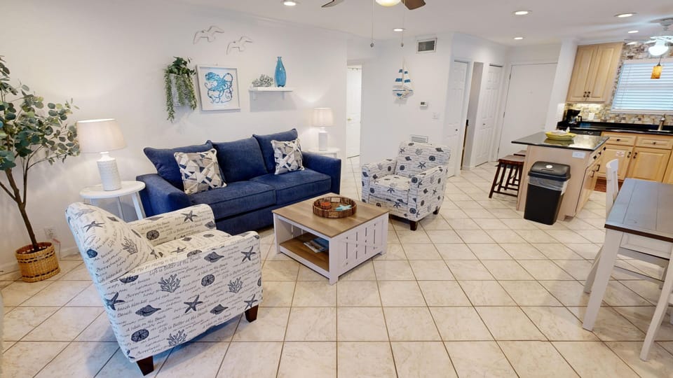 Condo, 2 Bedrooms | Living area