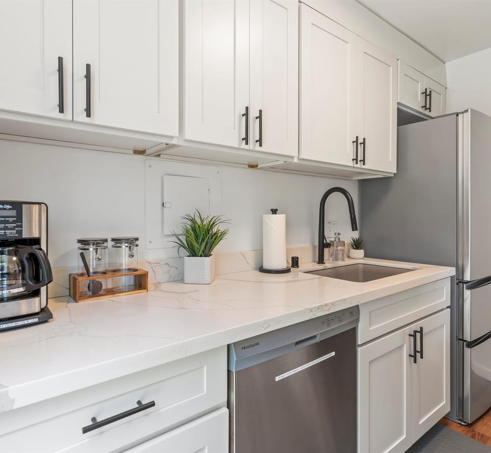 Condo, 1 Bedroom | Private kitchen | Fridge, oven, stovetop, coffee/tea maker
