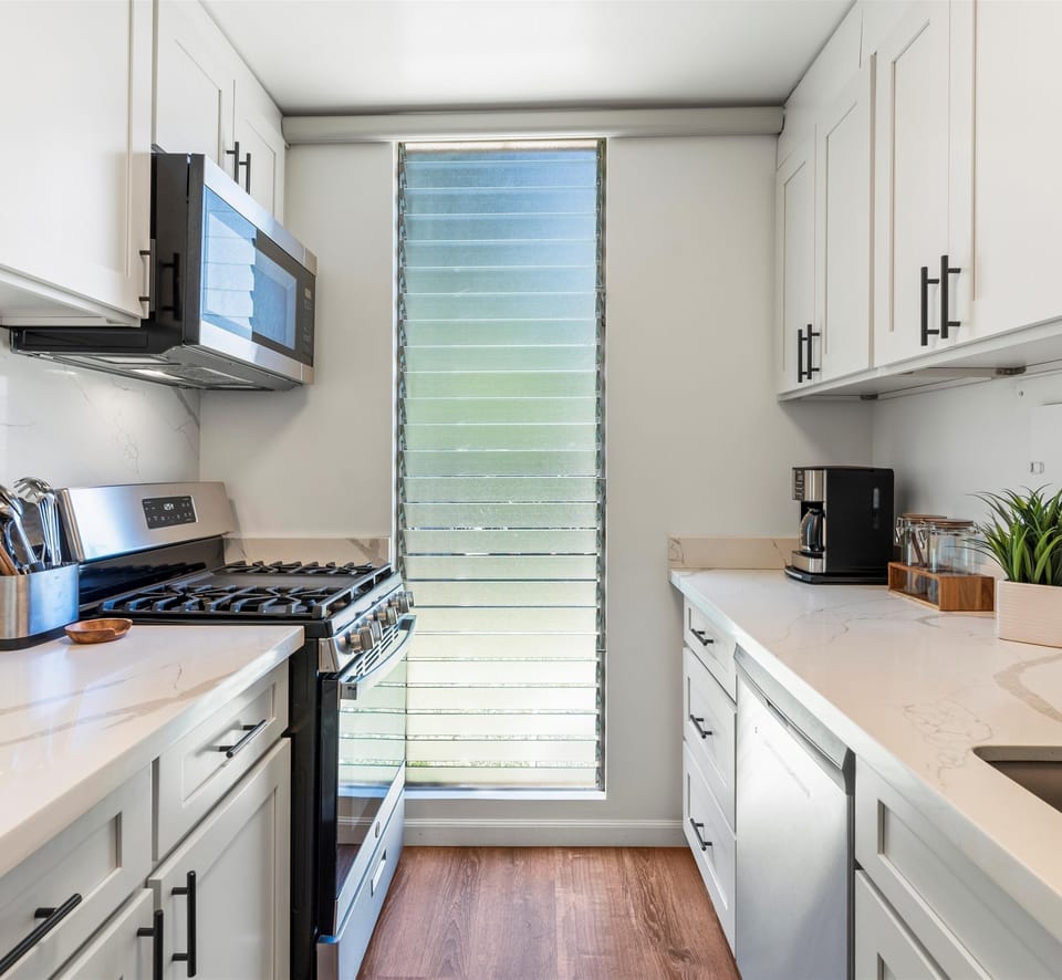 Condo, 1 Bedroom | Private kitchen | Fridge, oven, stovetop, coffee/tea maker