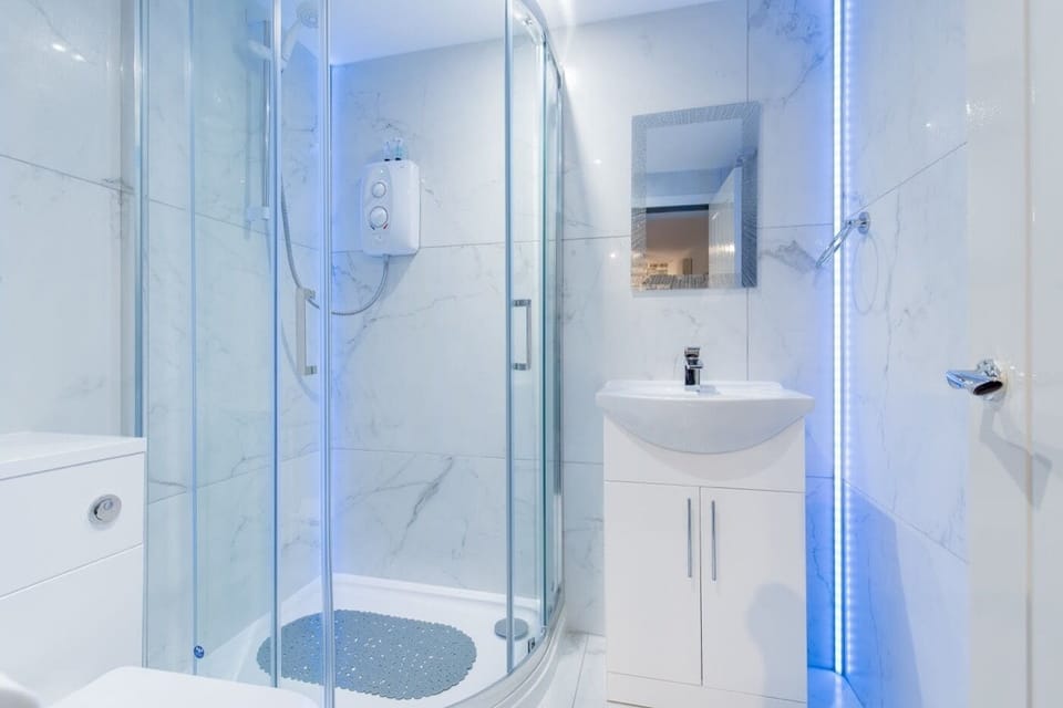 Premium Double Room, Ensuite, Garden View | Bathroom | Shower, hydromassage showerhead, towels