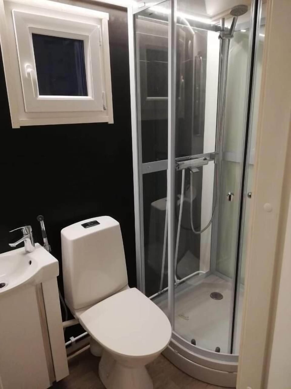 Deluxe Suite, Garden View | Bathroom | Shower, hair dryer, towels, soap