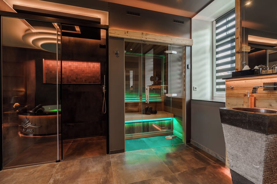 Luxus-Suite "Rosentraum" | Bathroom | Separate tub and shower, jetted tub, rainfall showerhead, hair dryer