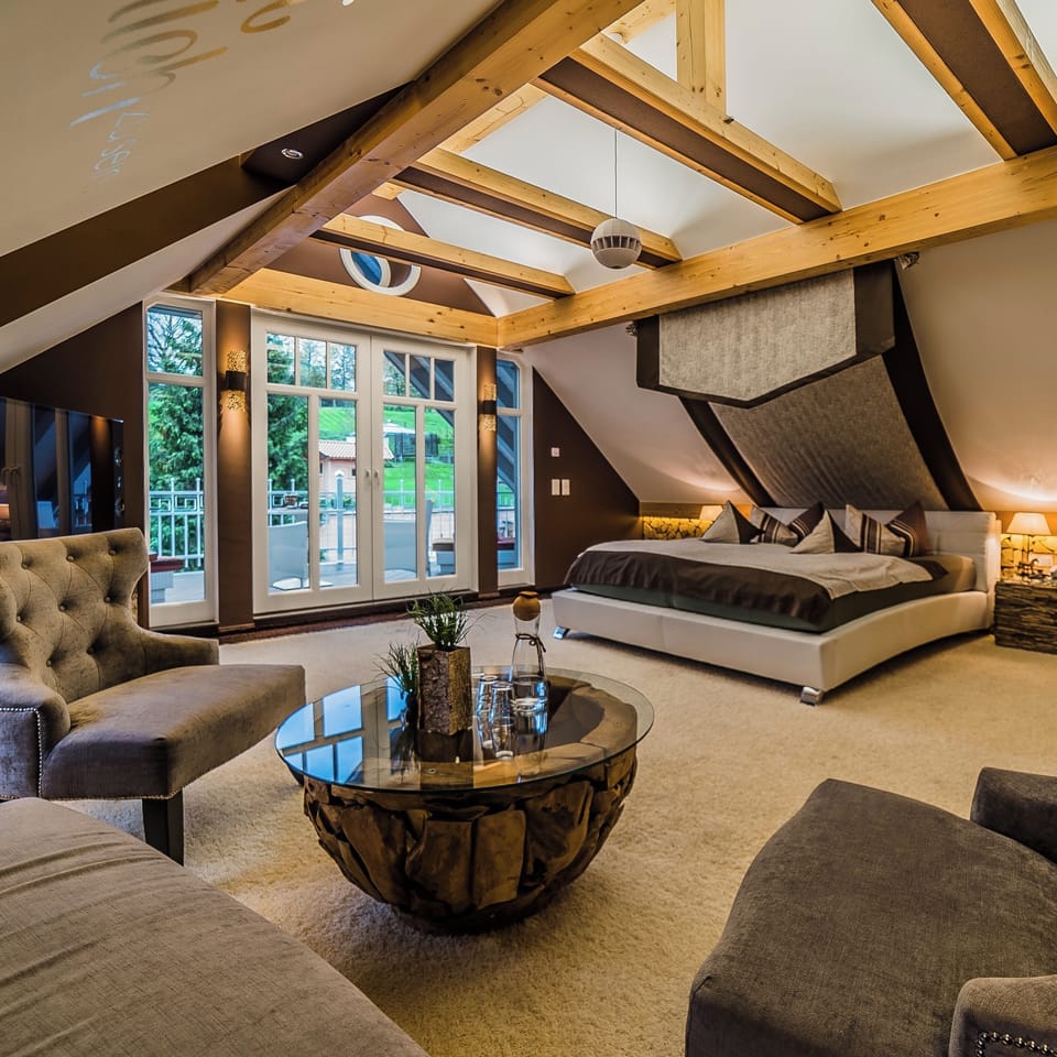 Wellness-Suite "Hochzeitstraum" | Premium bedding, down comforters, in-room safe, individually decorated