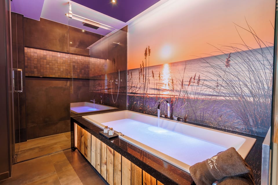 Luxus-Suite "Relax" | Bathroom | Separate tub and shower, jetted tub, rainfall showerhead, hair dryer