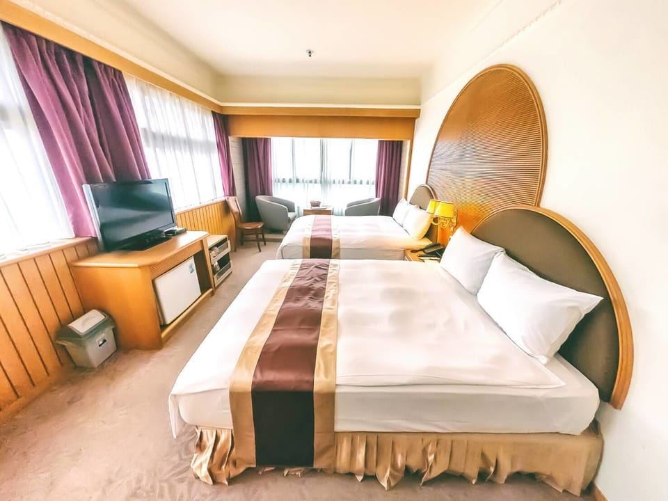 Family Room | Desk, free WiFi