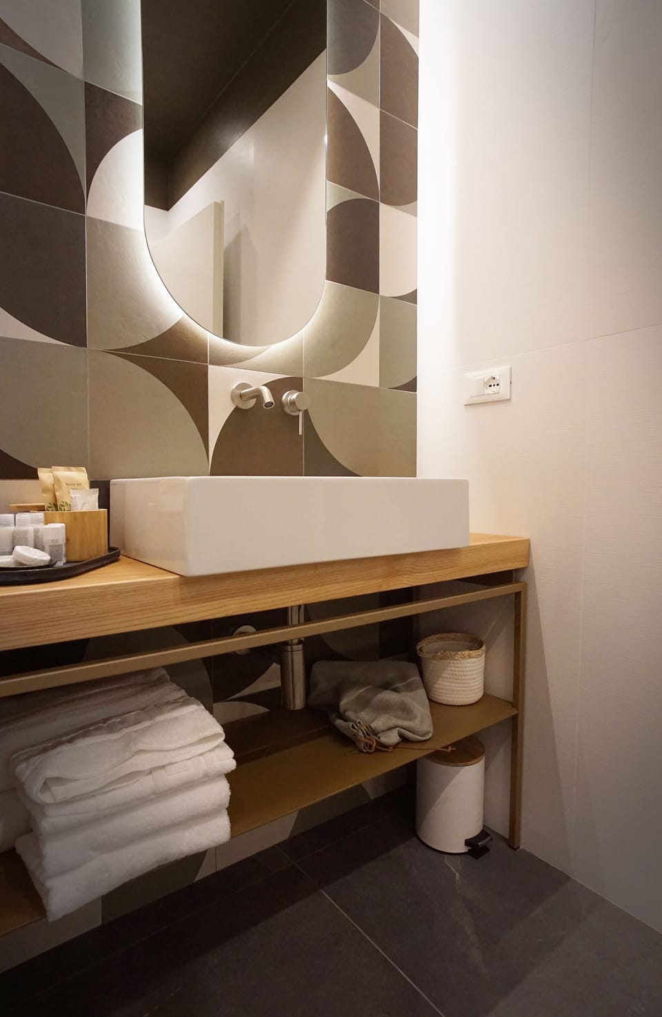 Luxury Apartment | Bathroom | Shower, hair dryer, towels, soap
