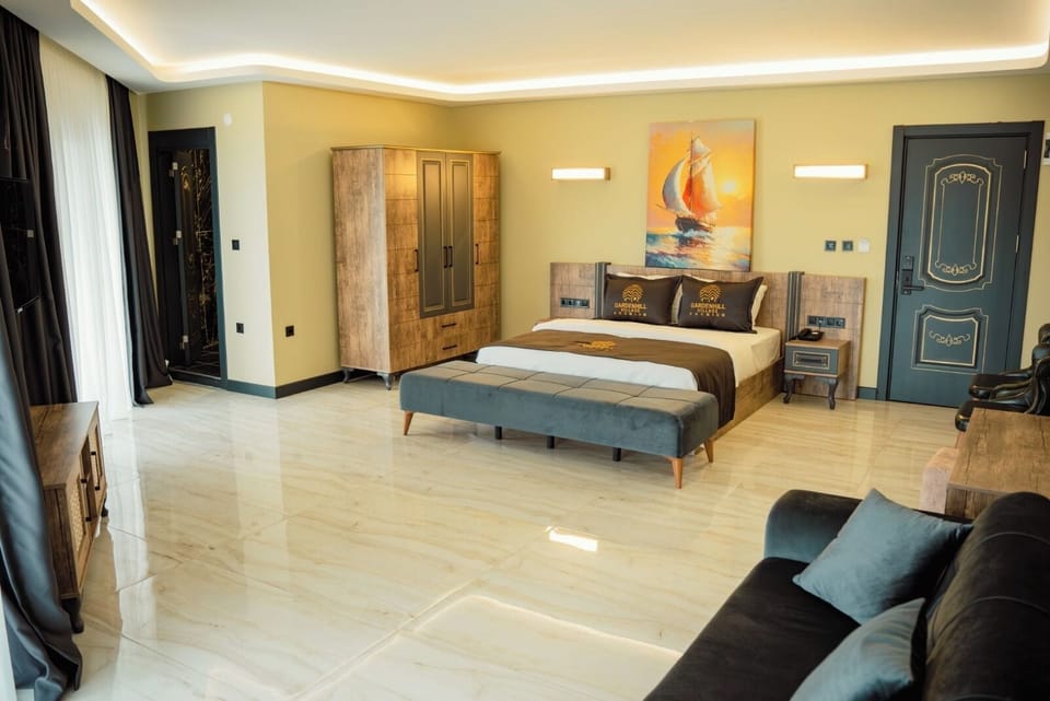 Romantic Room | Hypo-allergenic bedding, minibar, in-room safe, laptop workspace