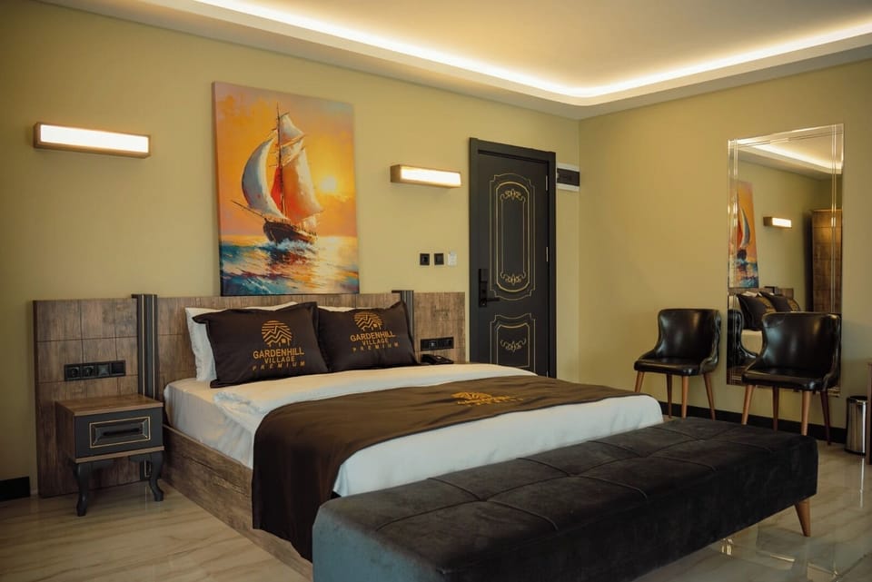 Romantic Room | Hypo-allergenic bedding, minibar, in-room safe, laptop workspace