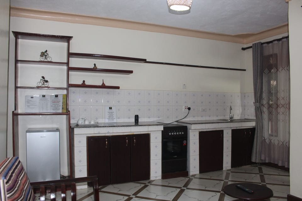 Shared fridge, cookware/dishes/utensils