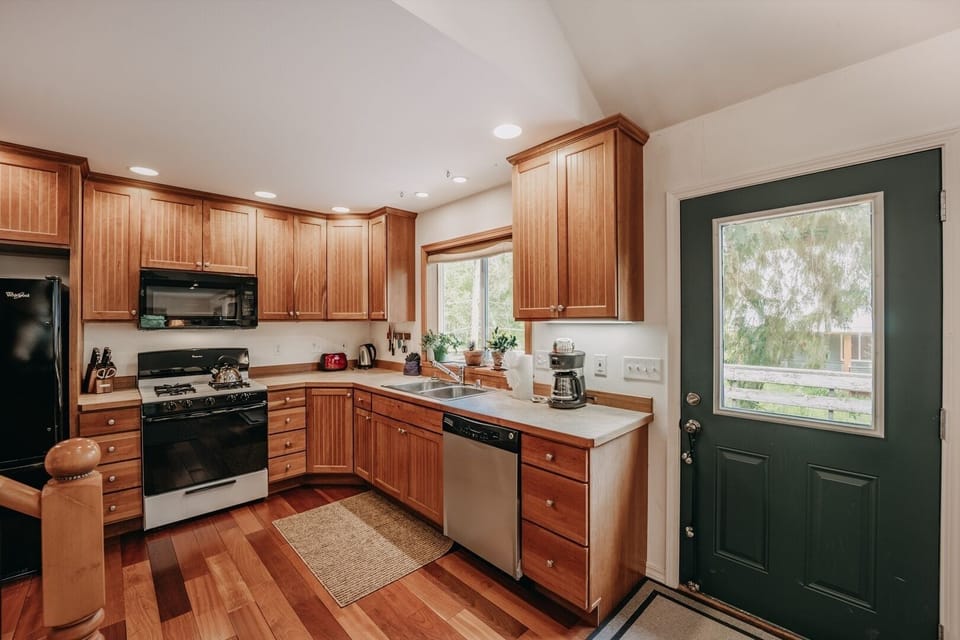 Cabin, 3 Bedrooms | Private kitchen | Fridge, oven, coffee/tea maker, toaster