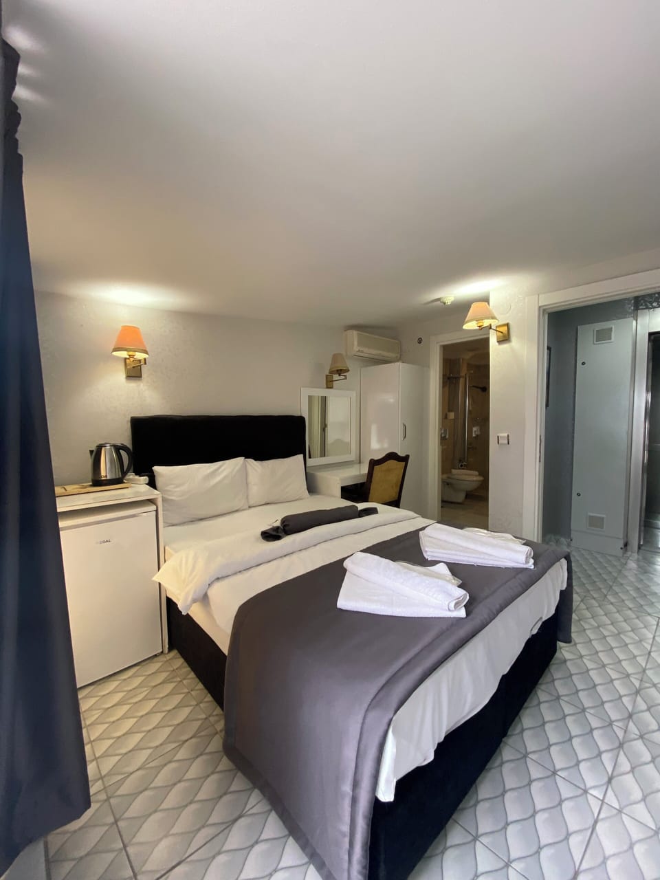 Romantic Double Room | In-room safe, desk, laptop workspace, soundproofing