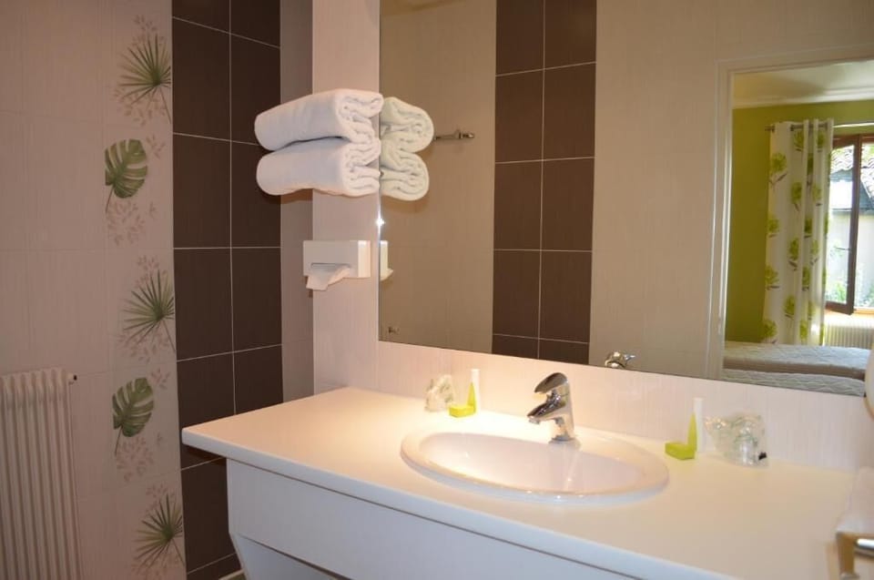 Chambre lits jumeaux avec douche | Bathroom | Hair dryer, towels, soap, shampoo