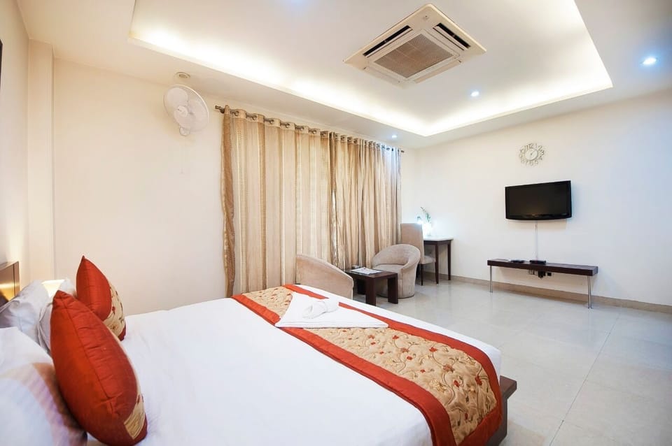 Premium Room with Courtyard View | In-room safe, desk, laptop workspace, soundproofing