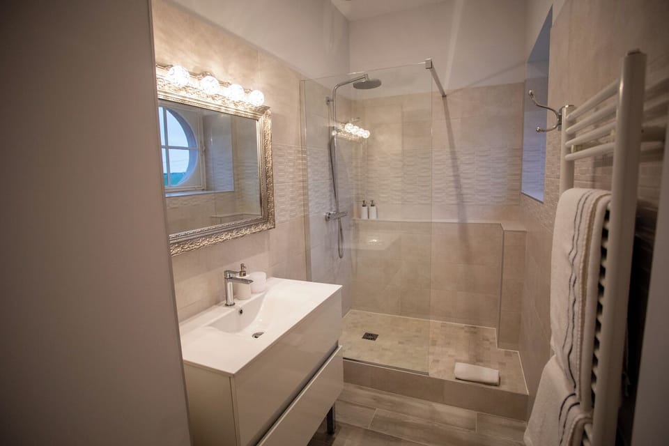 Superior Apartment, Park View | Bathroom | Free toiletries, hair dryer, soap, shampoo