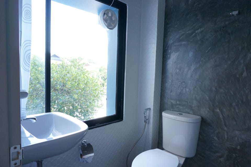 Deluxe Room | Bathroom | Shower, free toiletries, hair dryer, towels