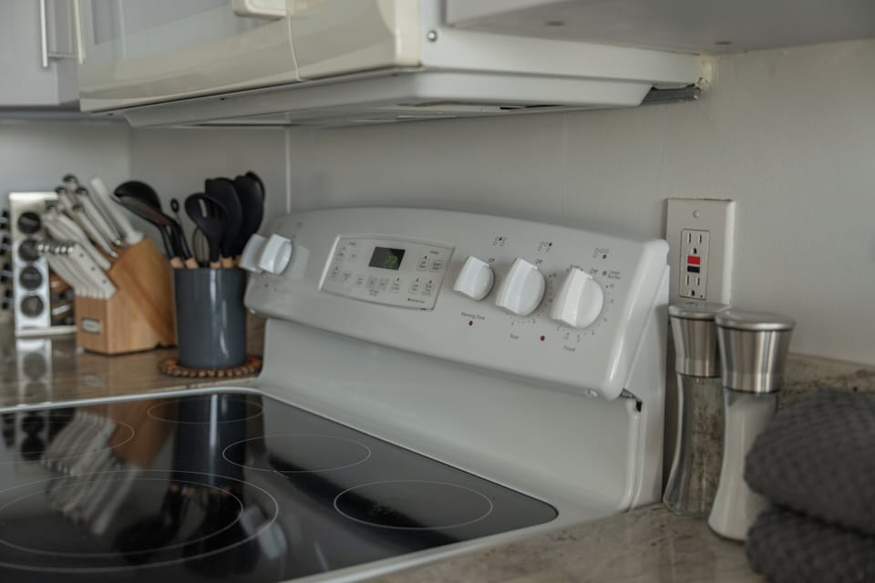 Comfort Apartment, City View | Private kitchen | Coffee/tea maker, toaster, dining table