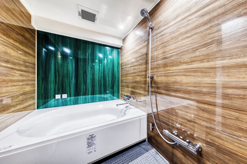 Deluxe Room | Bathroom | Separate tub and shower, hair dryer, towels, soap