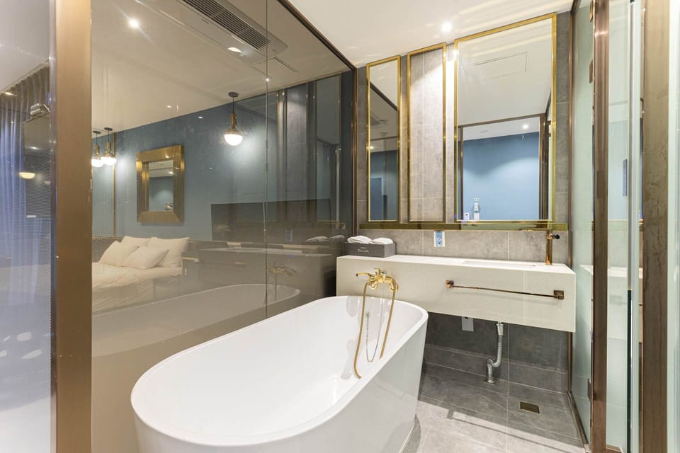 Deluxe Double Room, 1 Double Bed, Non Smoking | Bathroom | Hair dryer, bathrobes, slippers, towels