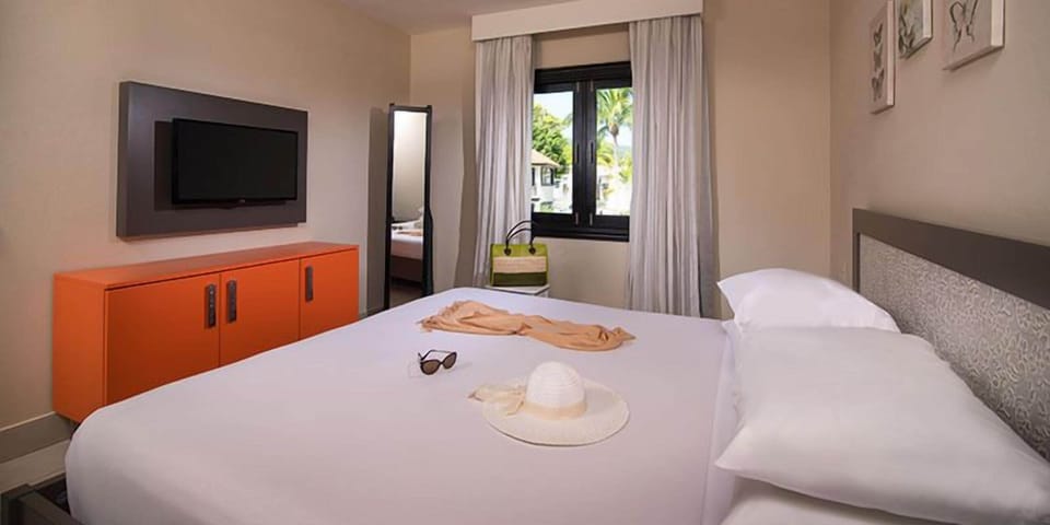 Deluxe Suite, 1 Bedroom, Kitchen | 1 bedroom, in-room safe, iron/ironing board, bed sheets