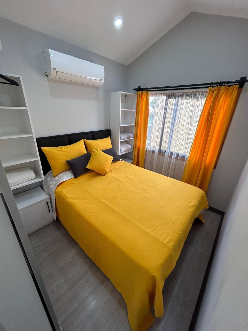 Desk, laptop workspace, soundproofing, free WiFi