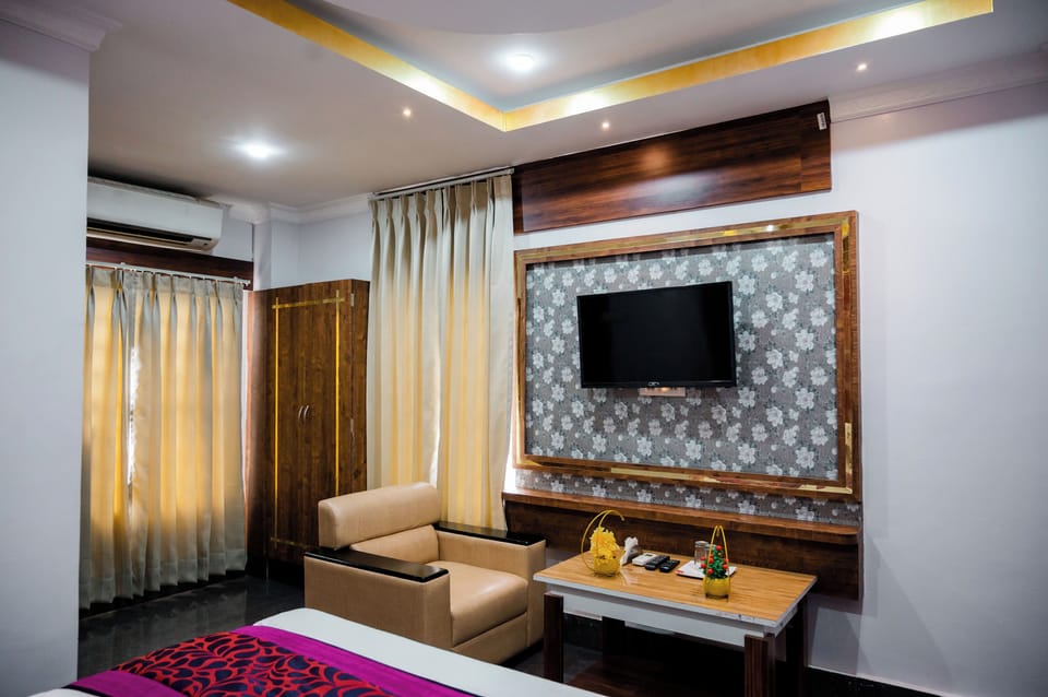 Deluxe Double Room, 1 King Bed | Bathroom | Shower, towels, soap, shampoo