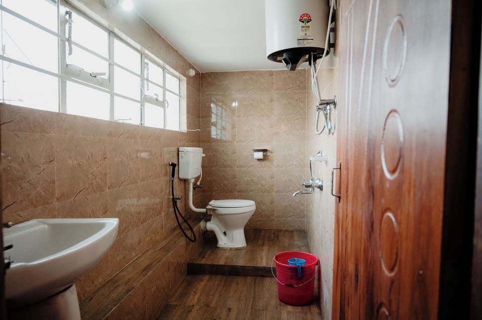 Deluxe Suite | Bathroom | Shower, towels, soap, shampoo
