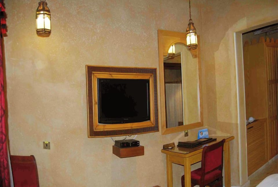 Standard Double or Twin Room | Minibar, WiFi (free), bed sheets