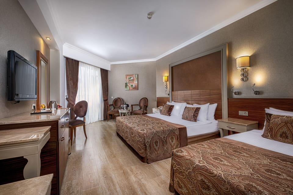 Premium bedding, free minibar, in-room safe, bed sheets