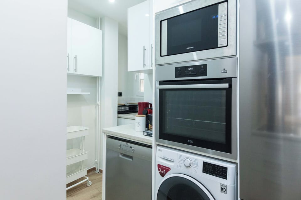 Deluxe Apartment | Private kitchen | Full-size fridge, microwave, oven, stovetop