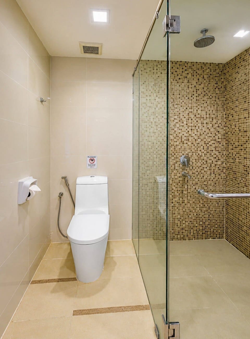 Suite Triple | Bathroom | Shower, hair dryer (on request), bidet, towels