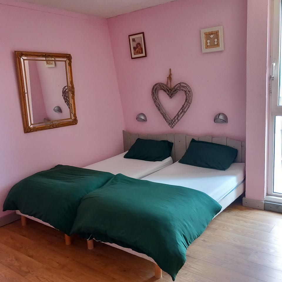 Economy Twin Room, Mountain View | Individually decorated, bed sheets