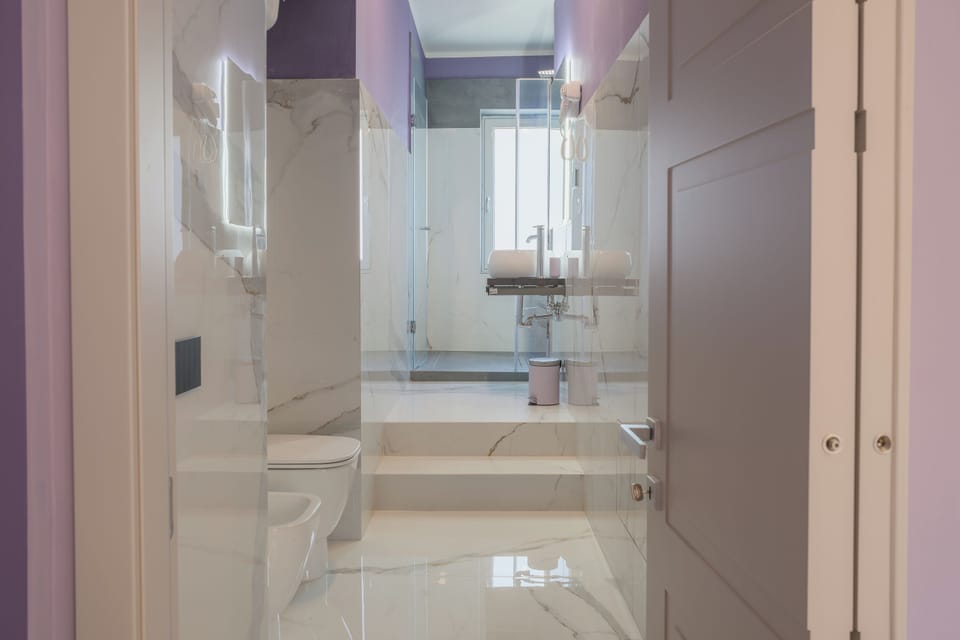 Shower, rainfall showerhead, free toiletries, hair dryer