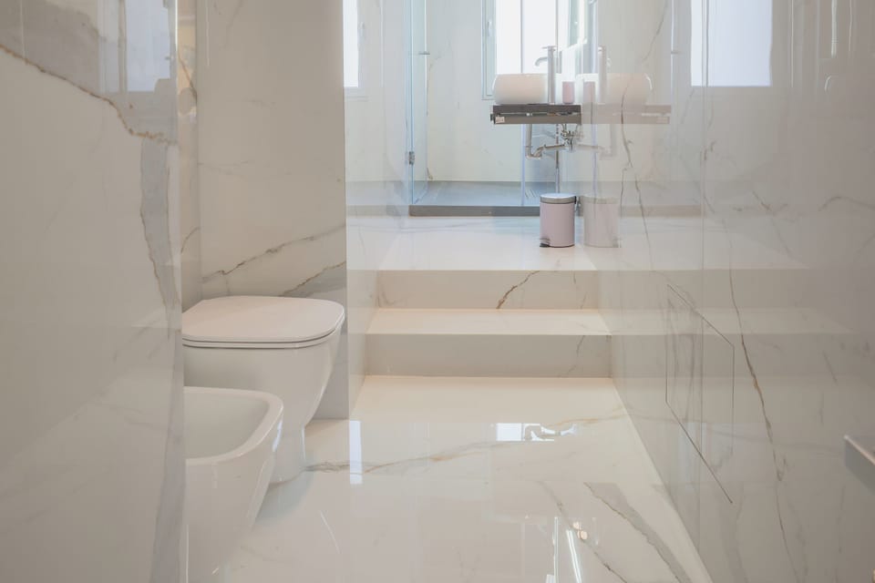 Shower, rainfall showerhead, free toiletries, hair dryer