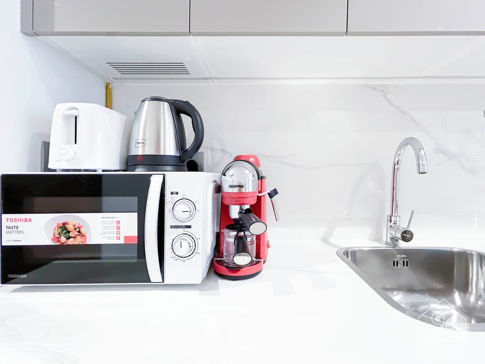 Apartment (0 Bedroom) | Private kitchenette | Microwave, oven, stovetop, electric kettle