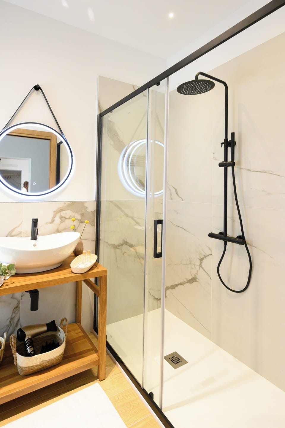 Deluxe Double Room | Bathroom | Hair dryer, slippers, towels, soap